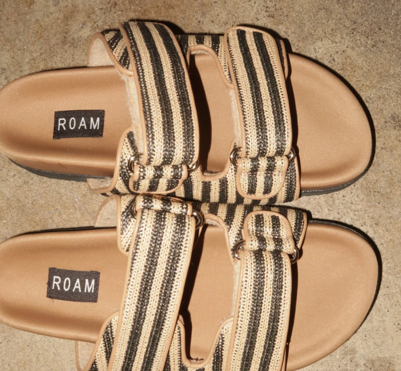 STRIPE RAFFIA DOUBLE SLIDER NATURAL & BLACK