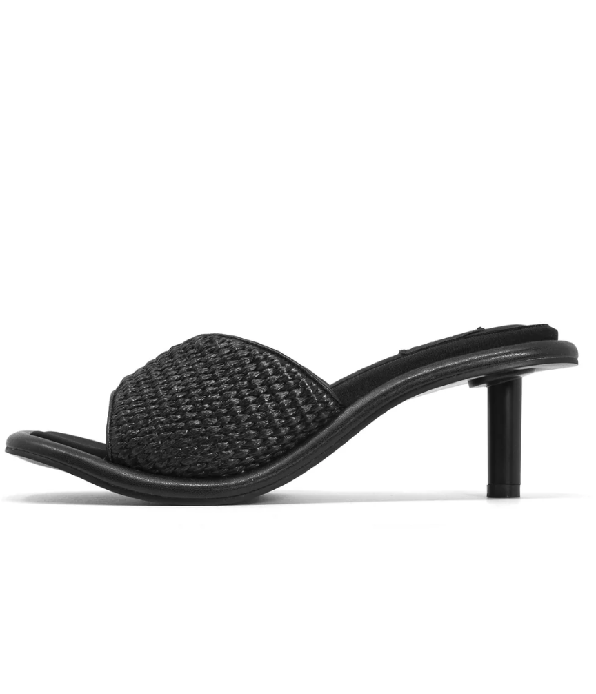 ROAM CHEVY HEEL BLACK RAFFIA
